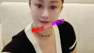 灯很亮的熟女