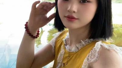 金店04年青涩萌妹子